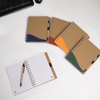 CADERNO ECOLÓGICO COM CANETA CAPA PRODUZIDA EM PAPELÃO